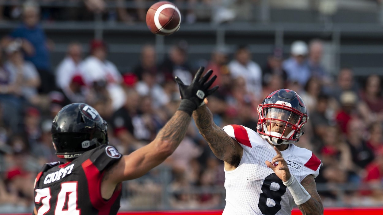 Il tente une passe au-dessus d'Anthony Cioffi du Rouge et Noir d'Ottawa.