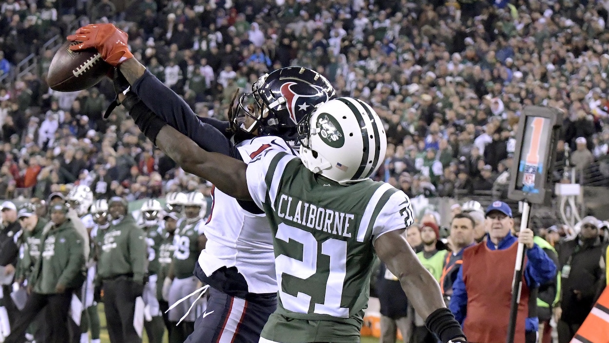 DeAndre Hopkins (à gauche), des Texans de Houston), capte une passe de touché malgré la couverture de Morris Claiborne, des Jets de New York.