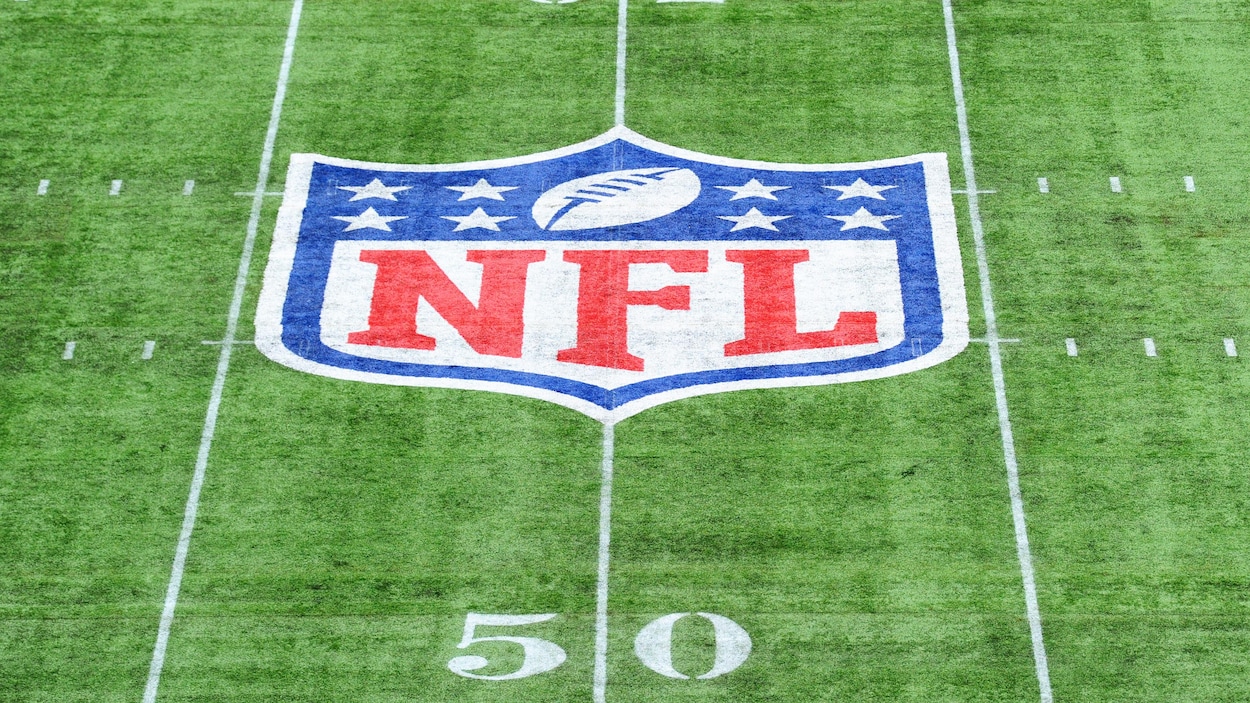 Un logo de la NFL est imprimé sur la surface de jeu.