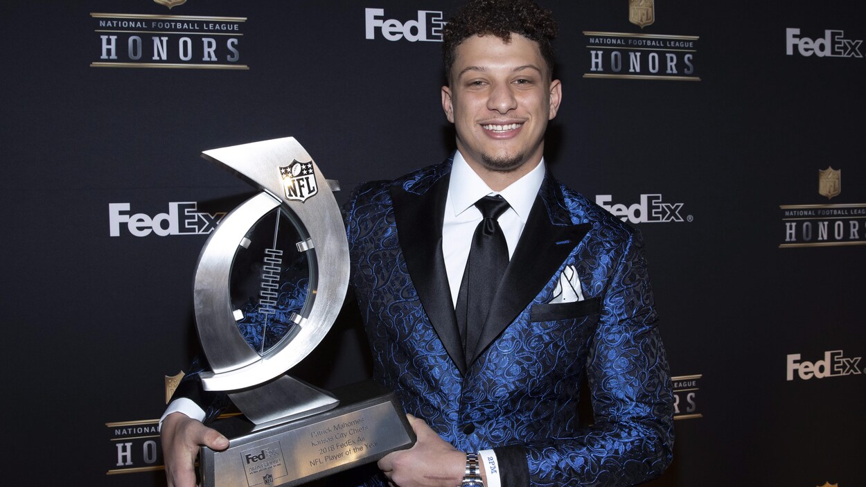 Il présente son trophée de joueur de l'année 2018 de la NFL.
