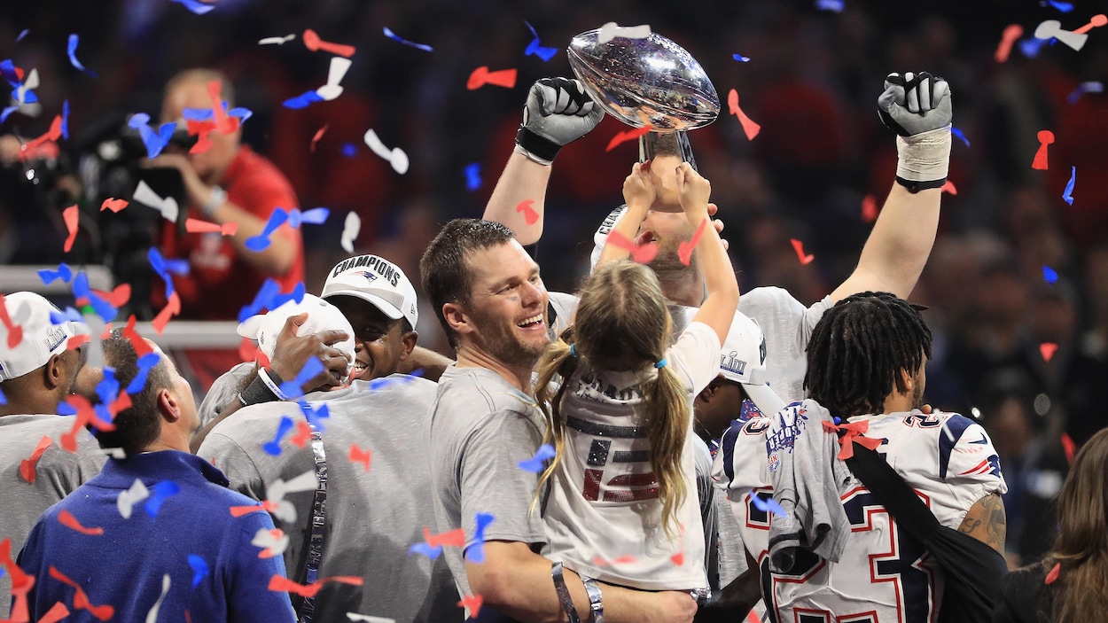 Tom Brady, des Patriots de la Nouvelle-Angleterre, célèbre la victoire de son équipe au 53e Super Bowl, sa fille dans les bras.