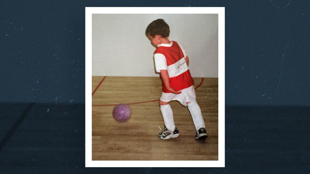 Le petit J.J. Molson s'apprête à botter un ballon. Le petit J.J. Molson s'apprête à botter un ballon.