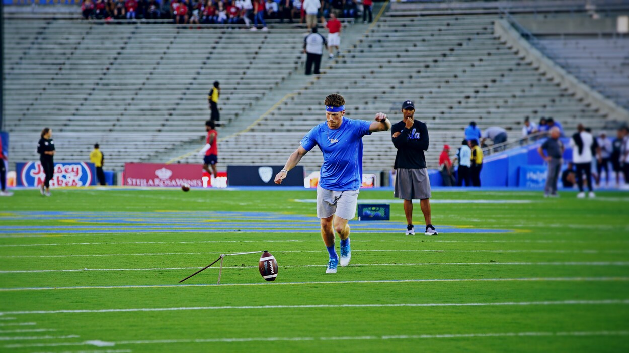 J.J. Molson s'apprête à botter le ballon. J.J. Molson s'apprête à botter le ballon.