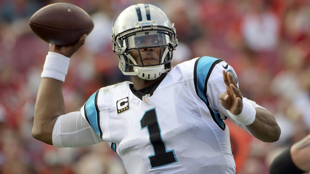 Il est dans l'uniforme des Panthers de la Caroline.