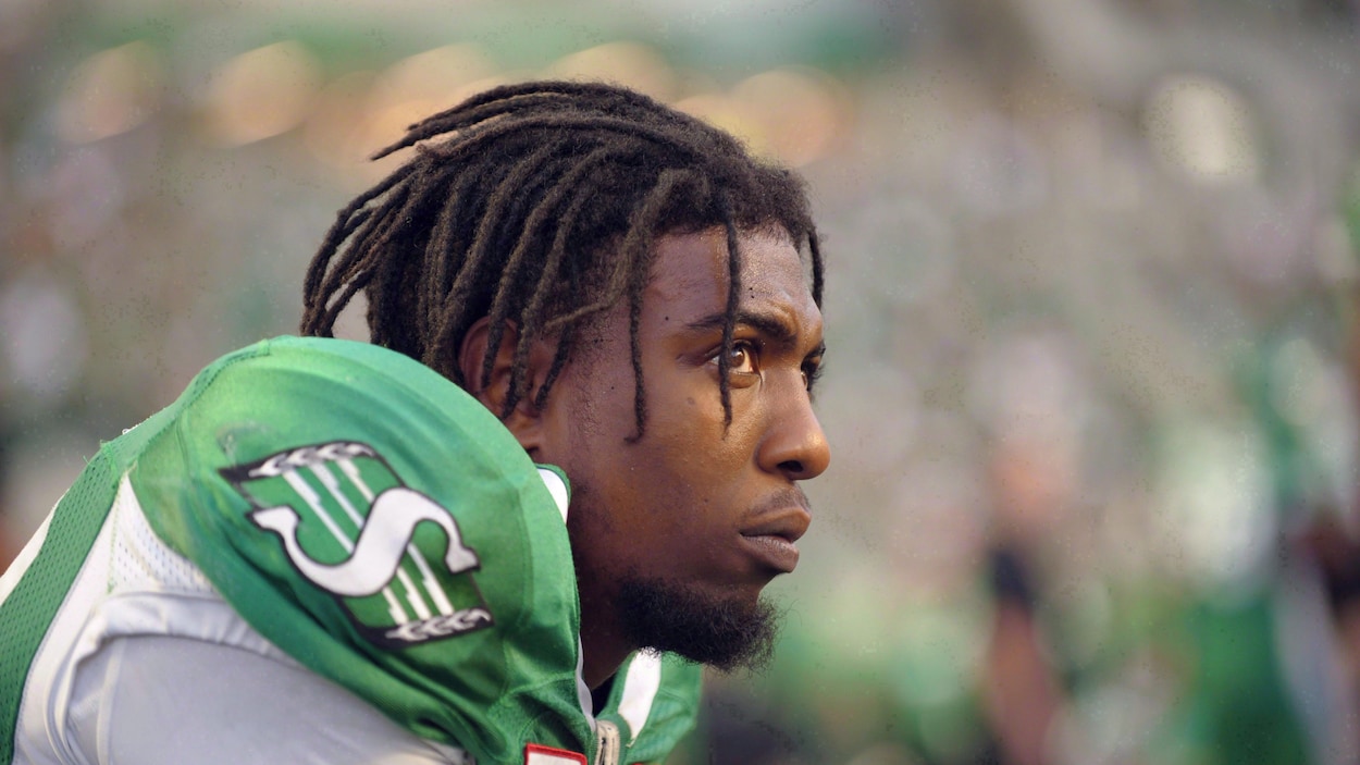 Duron Carter prend une pause au cours d'un match des Roughriders de la Saskatchewan contre les Lions de la Colombie-Britannique en août 2017. Duron Carter prend une pause au cours d'un match des Roughriders de la Saskatchewan contre les Lions de la Colombie-Britannique en août 2017.