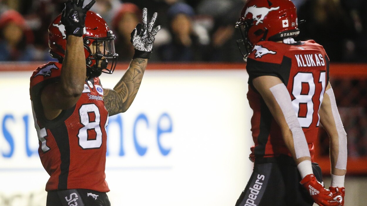Il montre trois doigts, un pour chaque touché marqué contre les Blue Bombers.