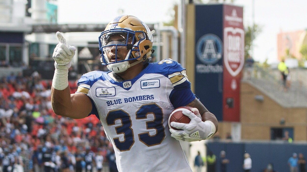 Il célèbre un touché pour les Blue Bombers de Winnipeg contre les Argonauts de Toronto.