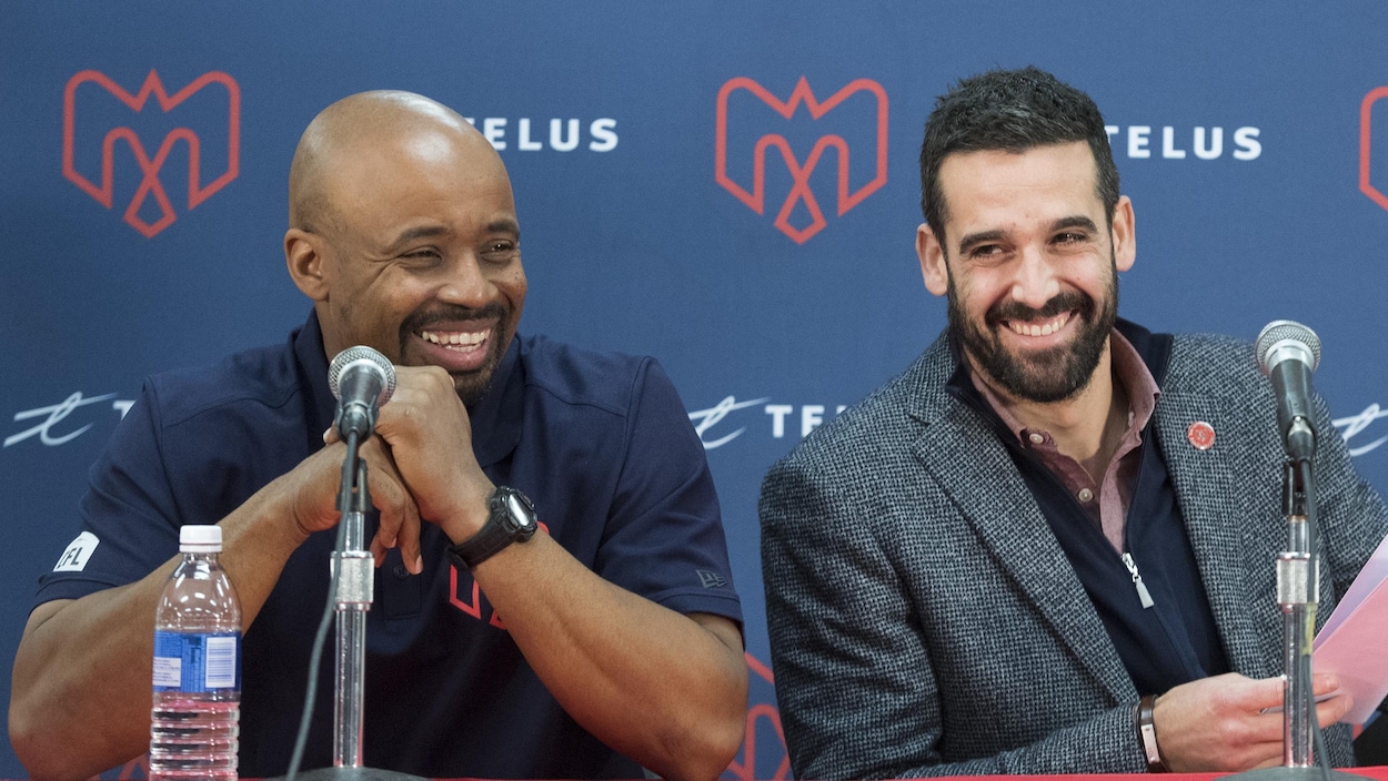 Khari Jones et Patrick Boivin, souriants, durant leur bilan de saison