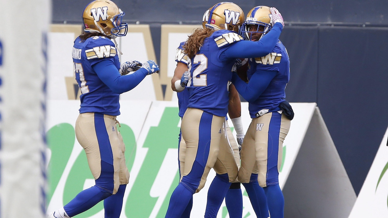 Les Blue Bombers se sont assurés d'une place en séries avec une victoire de 26-20 contre les Lions de la Colombie-Britannique. Les Blue Bombers se sont assurés d'une place en séries avec une victoire de 26-20 contre les Lions de la Colombie-Britannique.