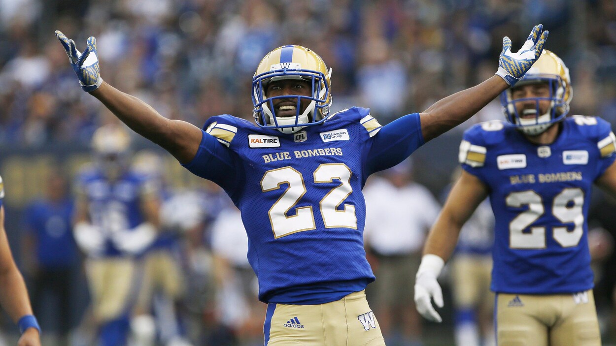 Chandler Fenner, des Blue Bombers de Winnipeg, célèbre un plaqué contre les Tiger-Cats de Hamilton. Chandler Fenner, des Blue Bombers de Winnipeg, célèbre un plaqué contre les Tiger-Cats de Hamilton.