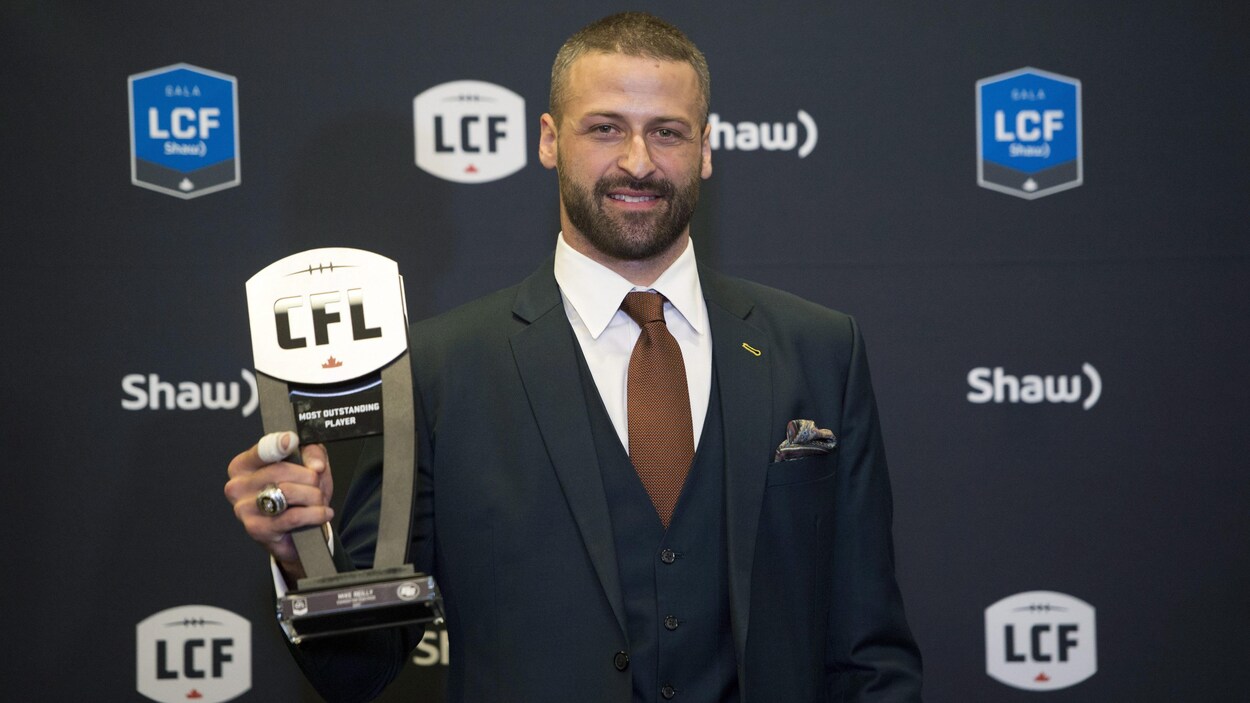Le quart-arrière des Eskimos d'Edmonton, Mike Reilly, a remporté le titre de joueur par excellence lors du gala de la Ligue canadienne de football (LCF). Le quart-arrière des Eskimos d'Edmonton, Mike Reilly, a remporté le titre de joueur par excellence lors du gala de la Ligue canadienne de football (LCF).