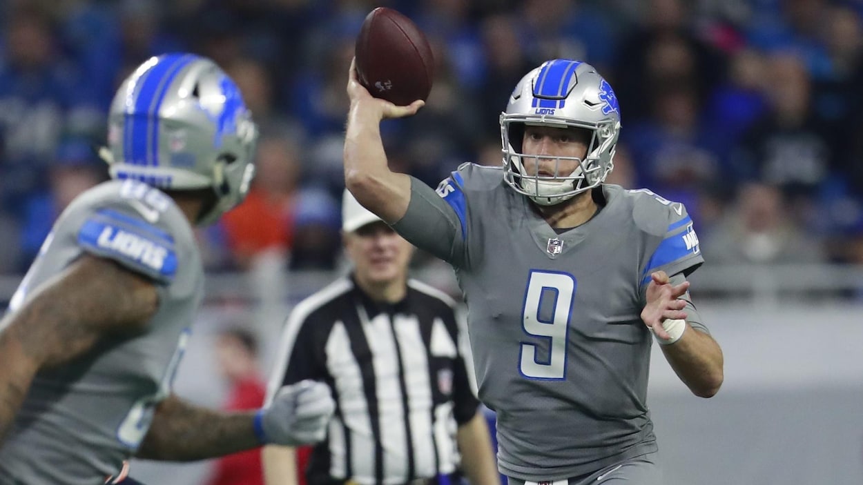 Le quart-arrière des Lions de Détroit Matthew Stafford (à droite) lance le ballon vers son coéquipier Eric Ebron. Le quart-arrière des Lions de Détroit Matthew Stafford (à droite) lance le ballon vers son coéquipier Eric Ebron.