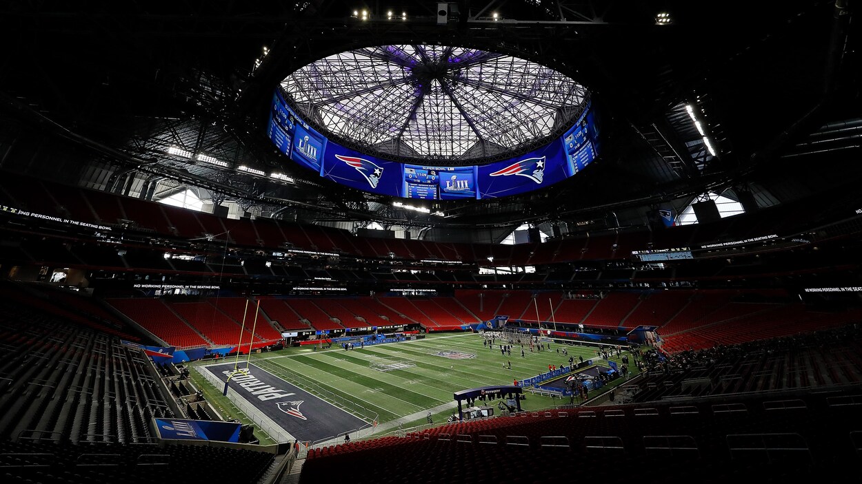 Les Patriots de la Nouvelle-Angleterre dans le Mercedes-Benz Stadium d'Atlanta.