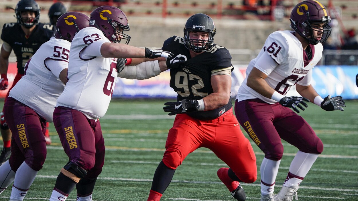 Le plaqueur Jean-William Rouleau lors d'une partie contre les Stingers de Concordia.