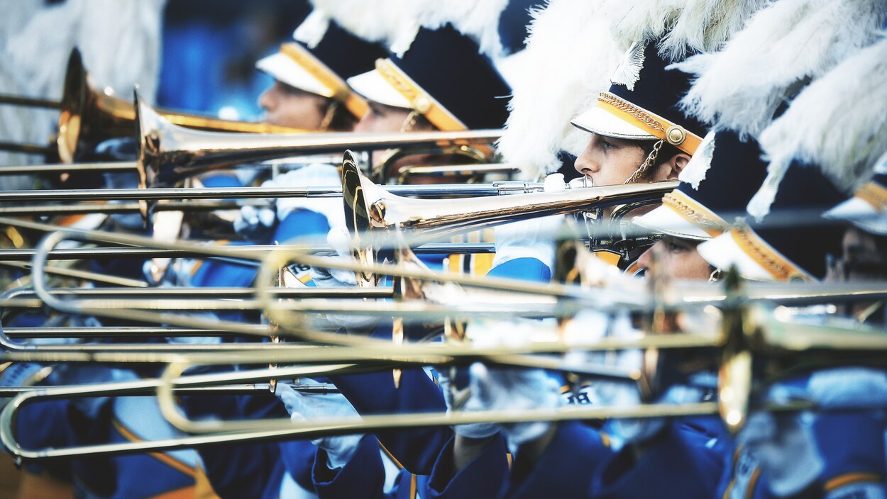 Des joueurs de trombone de la fanfare des Bruins de UCLA s'exécutent. Des joueurs de trombone de la fanfare des Bruins de UCLA s'exécutent.