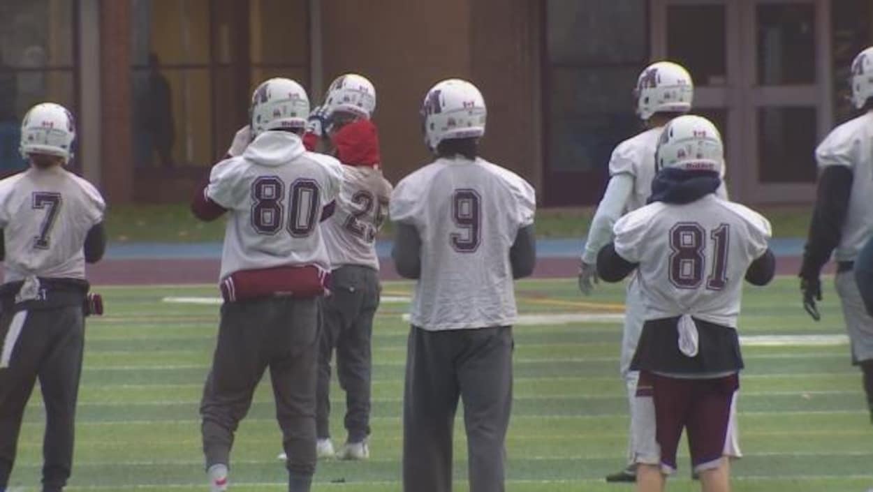 Les joueurs de l'Université Saint Mary's à l'entraînement, vendredi. Les joueurs de l'Université Saint Mary's à l'entraînement, vendredi.