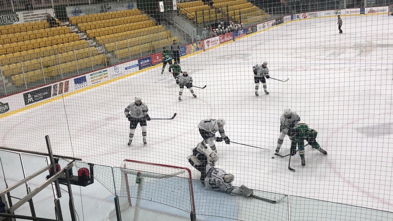 Un joueur des Foreurs tente de tirer au but défendu par Rémi Poirier, le gardien des Olympiques de Gatineau.