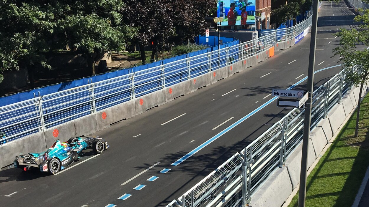 Une voiture électrique roule dans la rue. Une voiture électrique roule dans la rue.