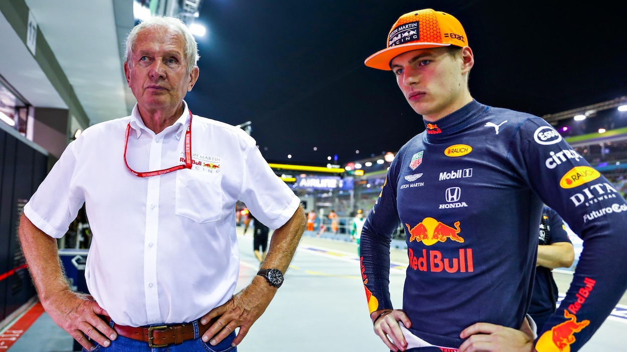 Helmut Marko et Max Verstappen sont côte à côte dans la ligne des puits d'un paddock, et ont l'air soucieux.