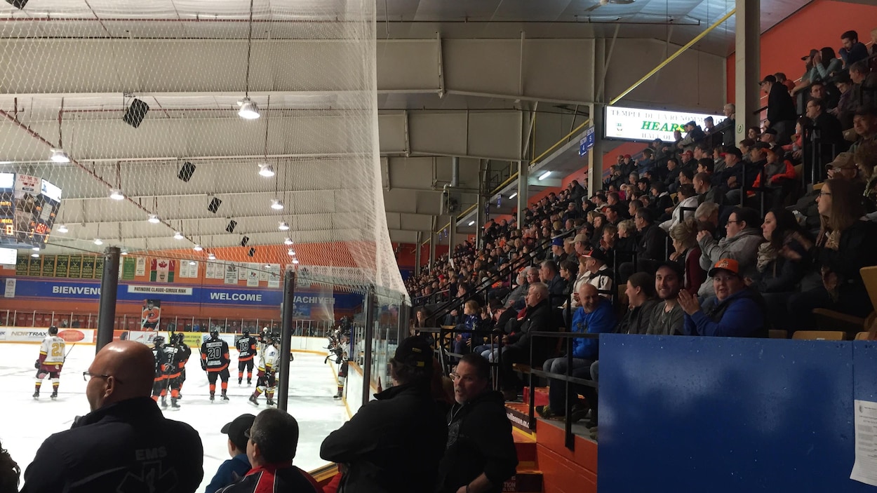 Les spectateurs à une partie des Lumberjacks de Hearst face au Rock de Timmins. Les spectateurs à une partie des Lumberjacks de Hearst face au Rock de Timmins.