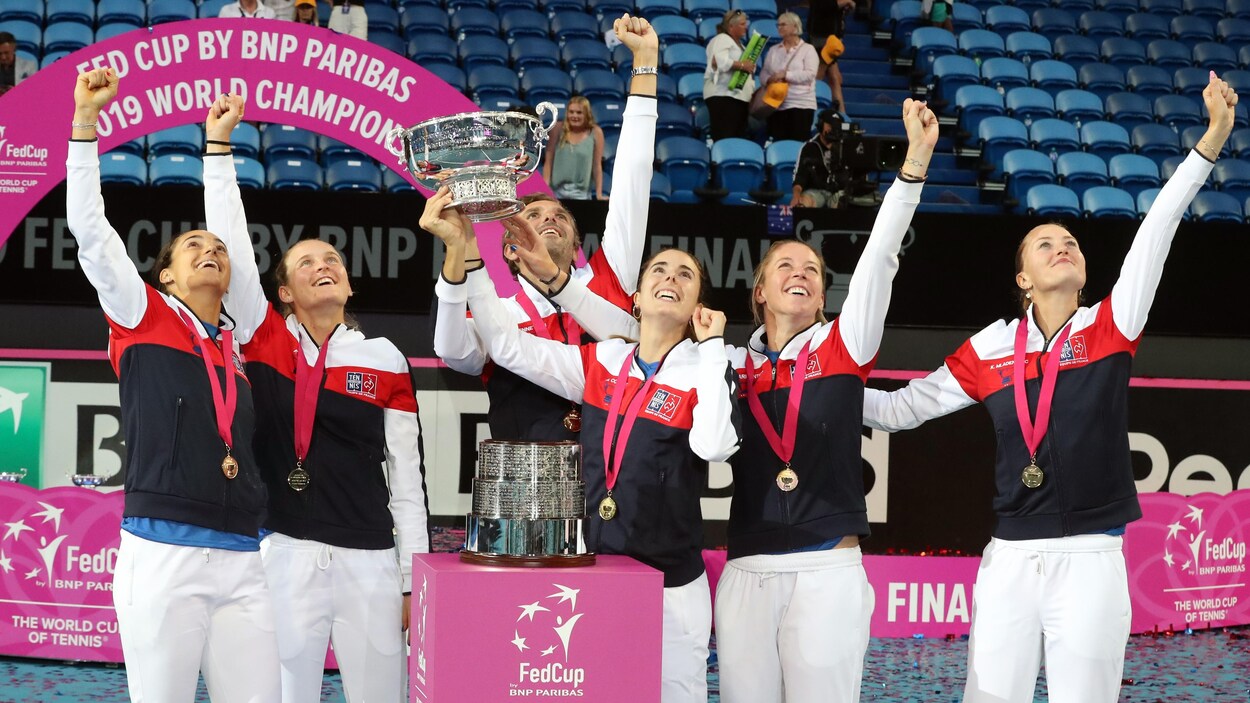 Les joueuses de l'équipe de France célèbrent leur conquête de la Fed Cup.