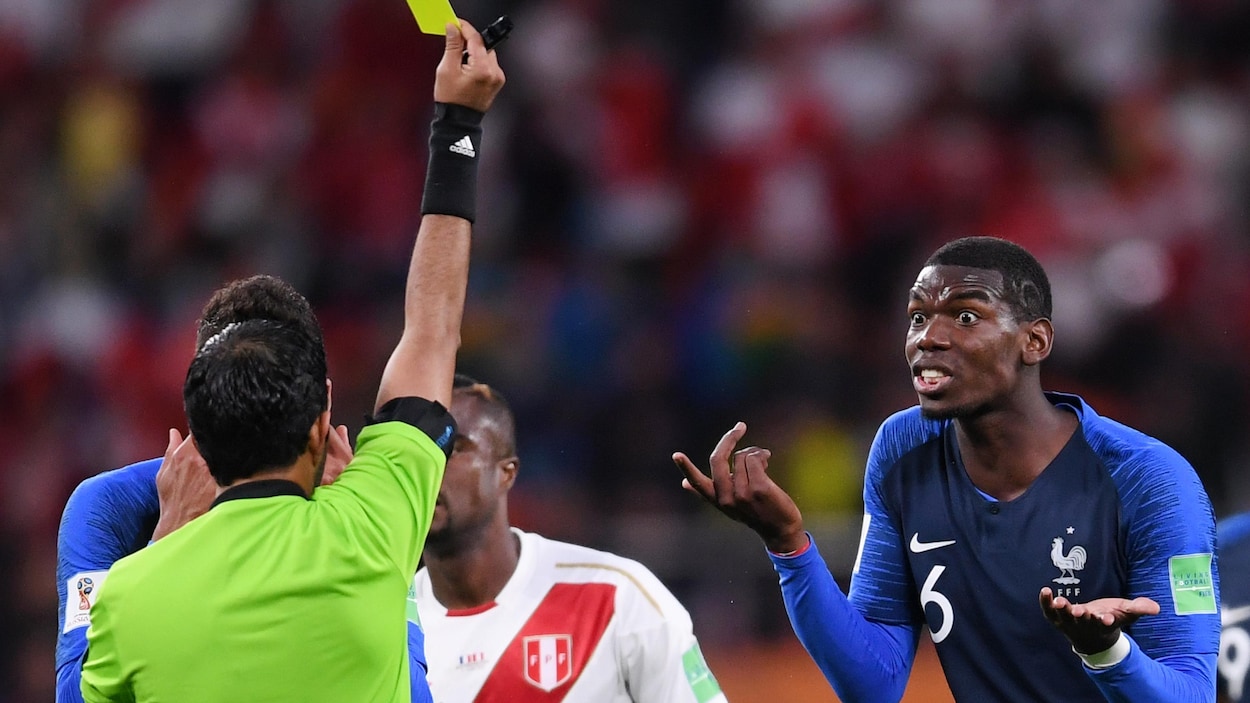 Paul Pogba, de la France, réagit après avoir reçu un carton jaune. Paul Pogba, de la France, réagit après avoir reçu un carton jaune.