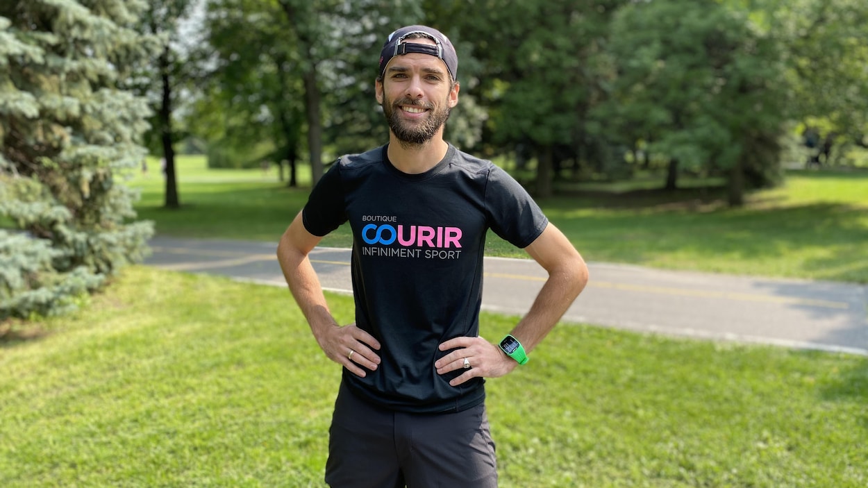 Un coureur, vêtu de noir, prend la pose dans un parc de Montréal.
