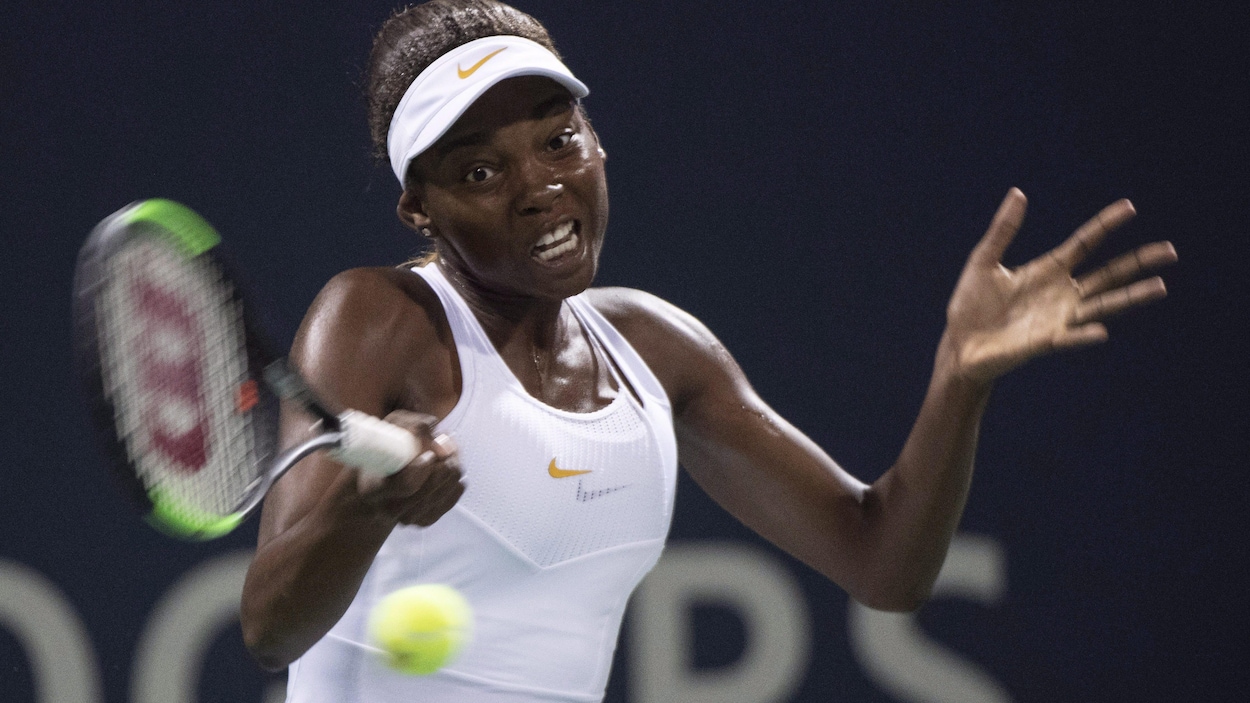 Françoise Abanda frappe une balle en coup droit Françoise Abanda frappe une balle en coup droit
