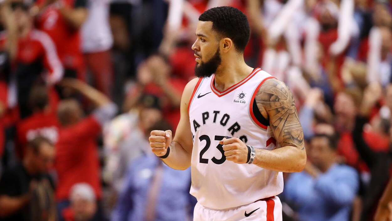 Fred VanVleet serre les poings après avoir inscrit un panier.