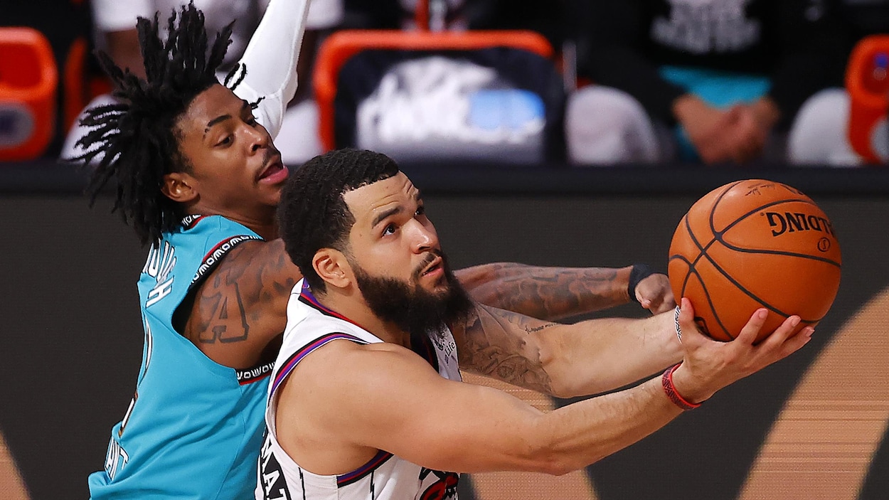 Deux joueurs de basketball