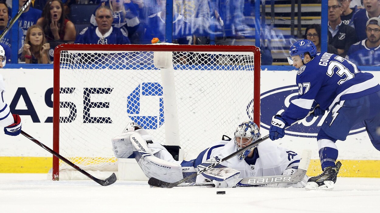 Yanni Gourde devant Frederik Andersen Yanni Gourde devant Frederik Andersen