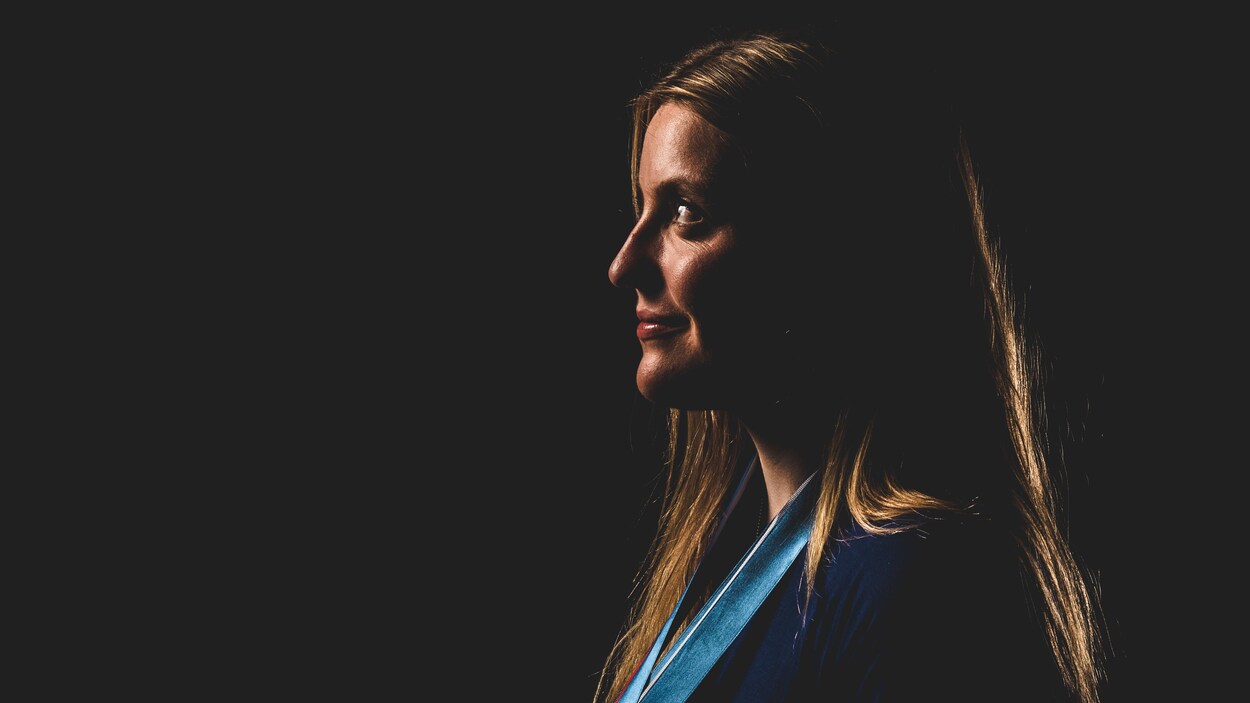 Frédérique Turgeon regarde au loin. Frédérique Turgeon regarde au loin.