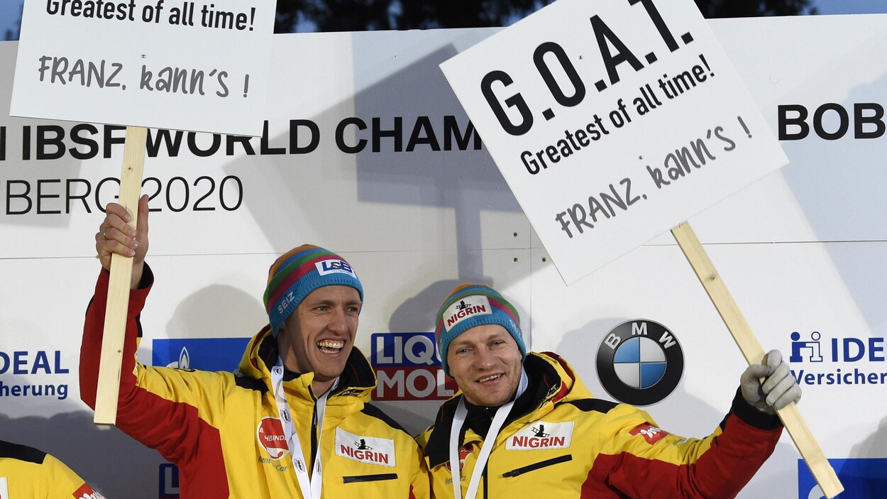 Ils brandissent des pancartes où on peut lire « Greatest of all time ».