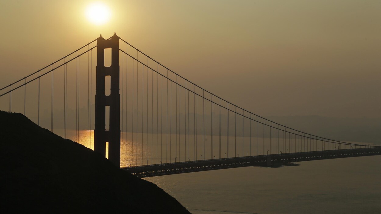 La fumée provenant des incendies de forêt dans le nord de la Californie assombrit le ciel à San Francisco La fumée provenant des incendies de forêt dans le nord de la Californie assombrit le ciel à San Francisco