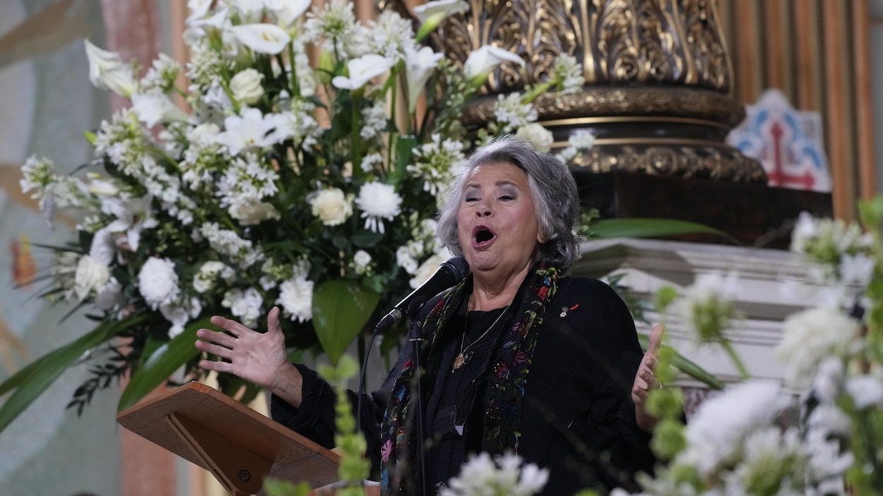 Une femme chante lors de funérailles.