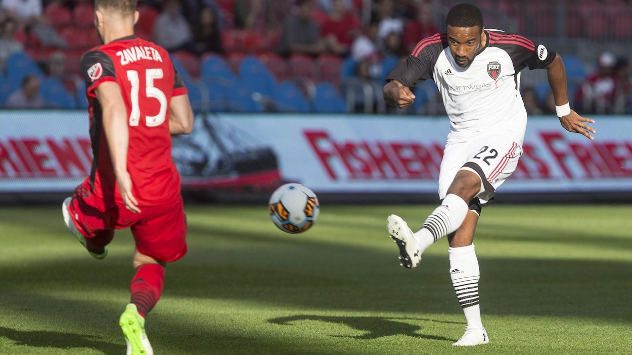 Le joueur Jamar Dixon tire au but lors d'un match contre le Toronto FC, en 2017 Le joueur Jamar Dixon tire au but lors d'un match contre le Toronto FC, en 2017