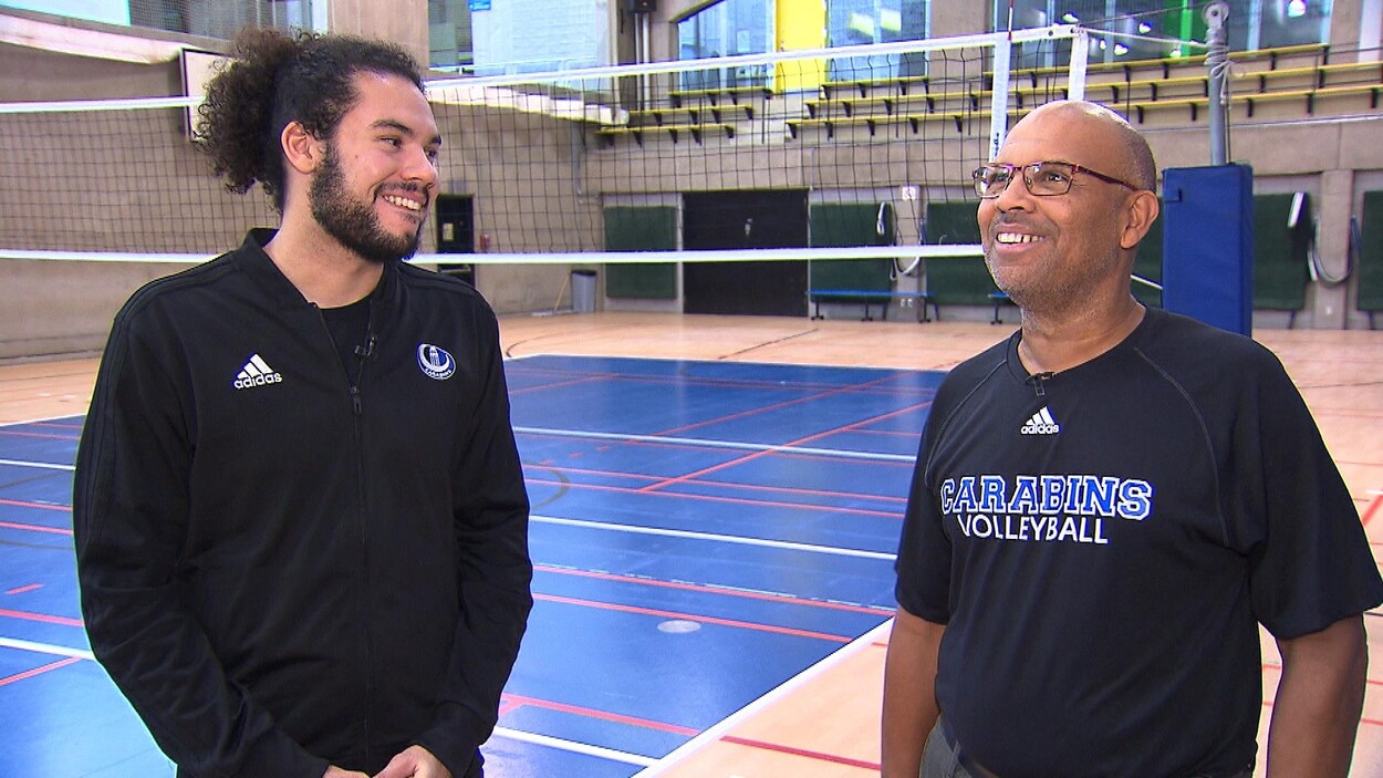Ils sourient devant la caméra