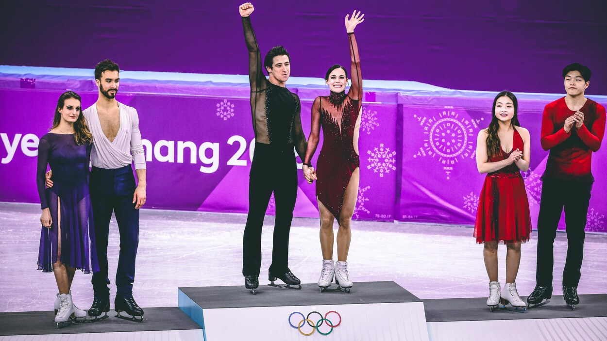 Scott Moir et Tessa Virtue (centre, médaillés d'or, aux côtés de Gabriella Papadakis et Guillaume Cizeron (gauche), médaillés d'argent, et Maia Shibutani et Alex Shibutani, médaillés de bronze en danse, aux Jeux olympiques de Pyeongchang. Scott Moir et Tessa Virtue (centre, médaillés d'or, aux côtés de Gabriella Papadakis et Guillaume Cizeron (gauche), médaillés d'argent, et Maia Shibutani et Alex Shibutani, médaillés de bronze en danse, aux Jeux olympiques de Pyeongchang.