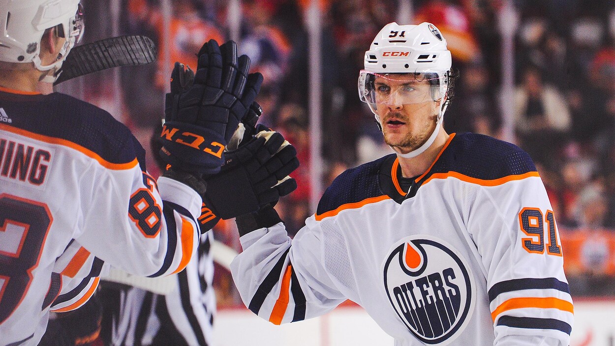 Gaëtan Haas reçoit les félicitations de ses coéquipiers au banc après avoir inscrit un but face aux Flames de Calgary.
