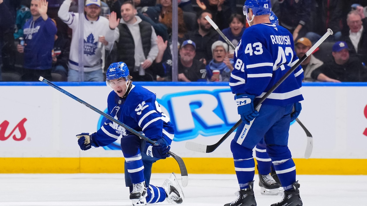 McKenna marque le but victorieux pour les Maple Leafs face aux Sharks
