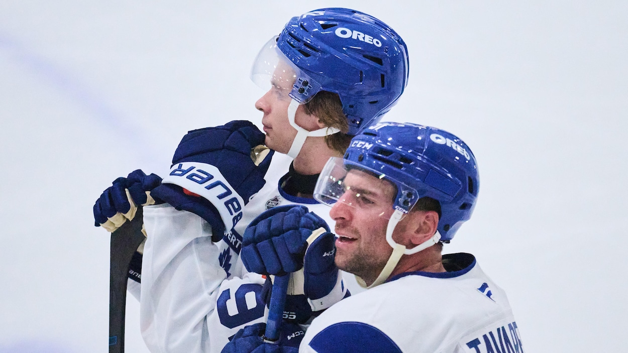 McKenna en compagnie de Tavares et Nylander au camp des Maple Leafs