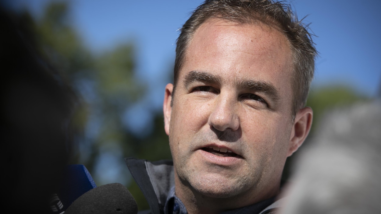 Geoff Molson s'adresse aux médias lors du tournoi de golf du Canadien.