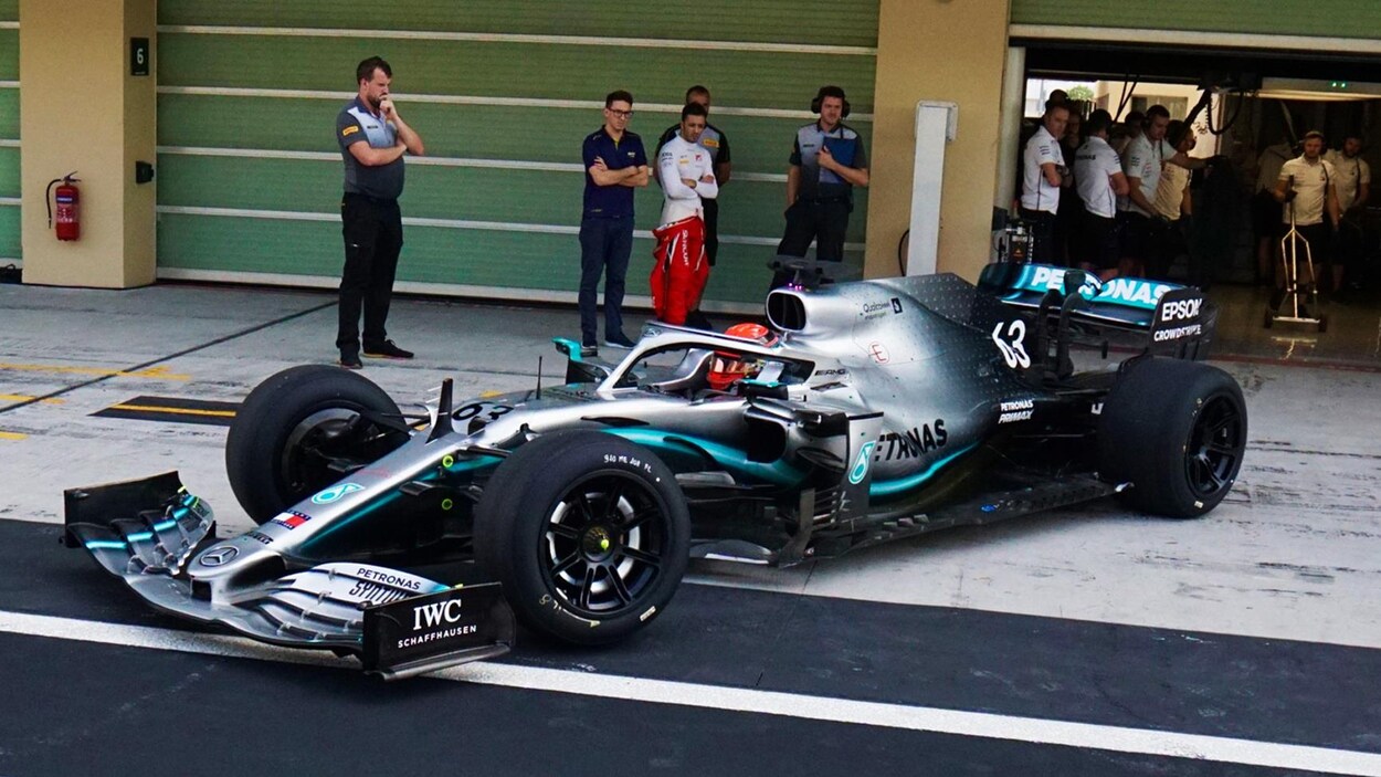 George Russell sort d'un garage du circuit d'Abou Dhabi au volant de la Mercedes-Benz W10 chaussée de pneus à jante de 18 pouces.