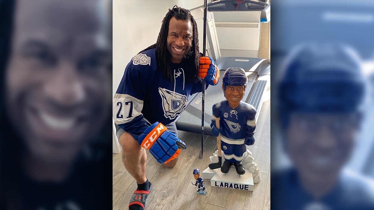 Georges Laraque et une figurine à son image, à côté du tapis roulant de l'athlète.