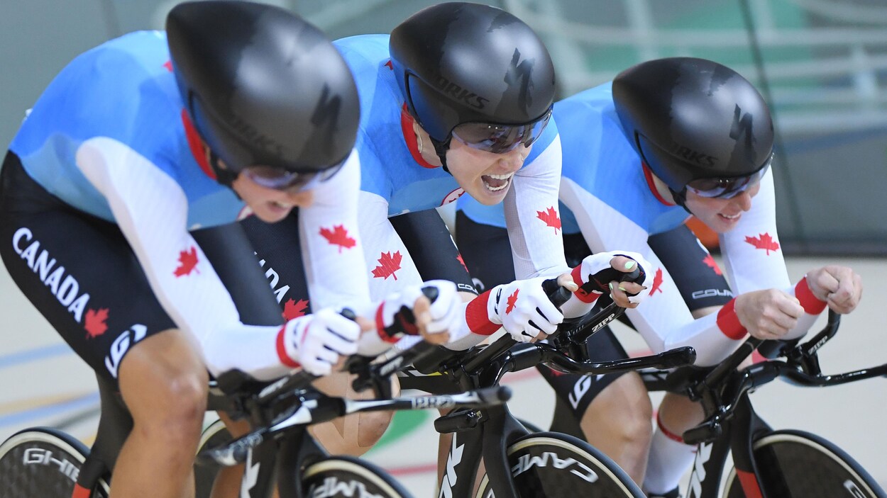 Georgia Simmerling, au centre, aux Jeux olympiques de Rio avec l'équipe canadienne de poursuite.