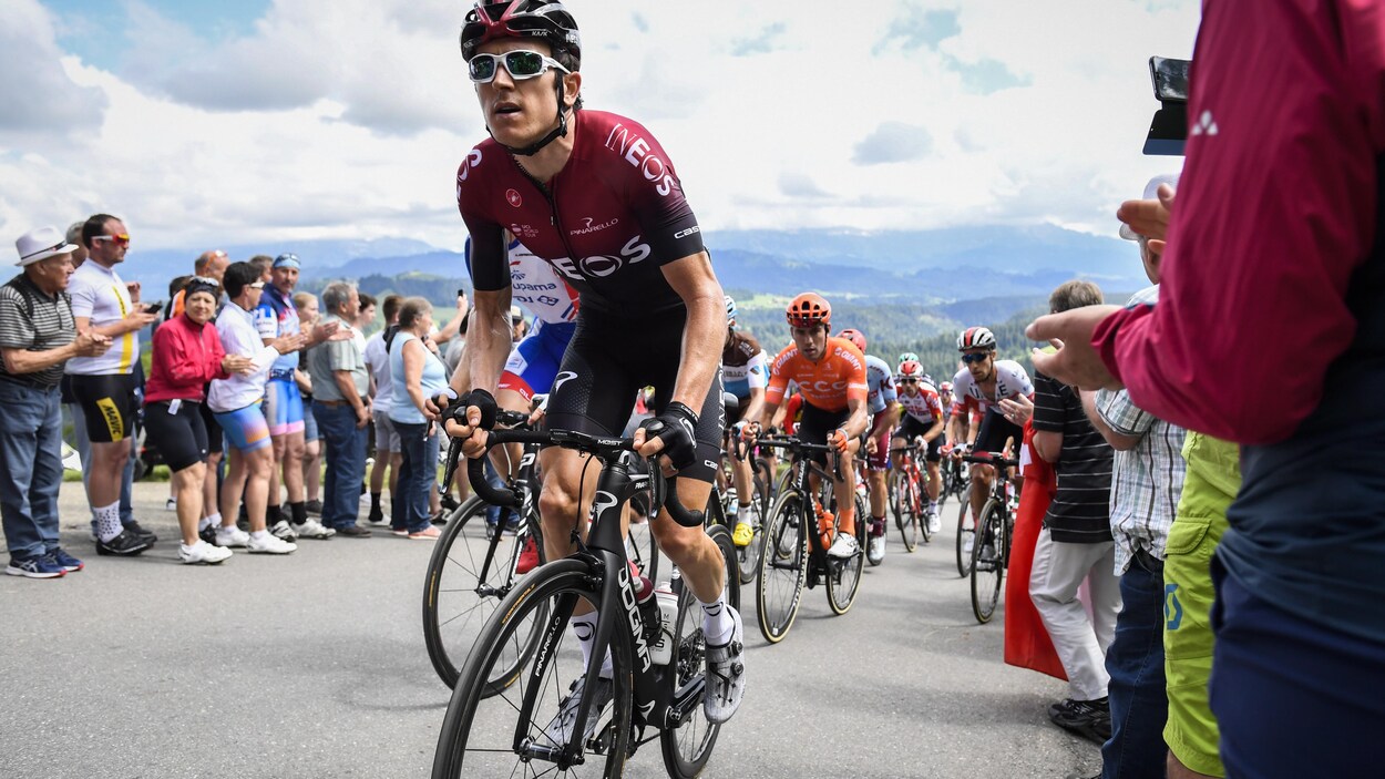 Il est debout sur son vélo pour attaquer une montée, sous le regard de la foule.