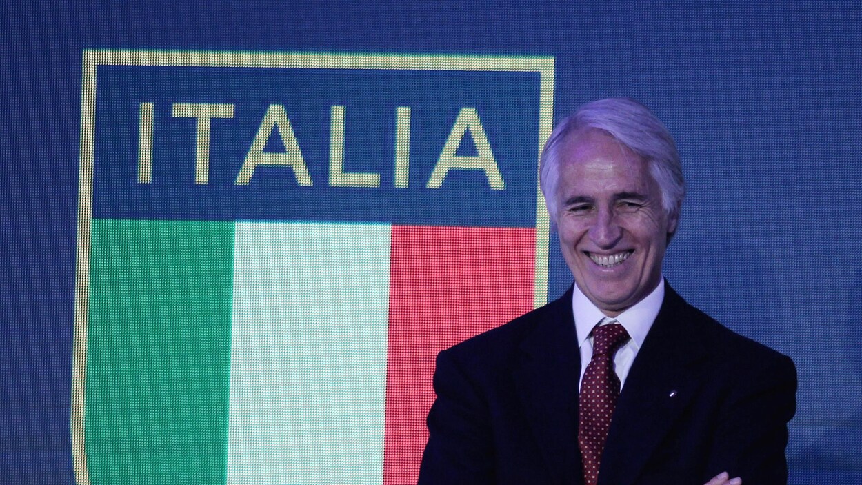Lors d'un événement en décembre 2017, il pose devant le drapeau italien. Lors d'un événement en décembre 2017, il pose devant le drapeau italien.