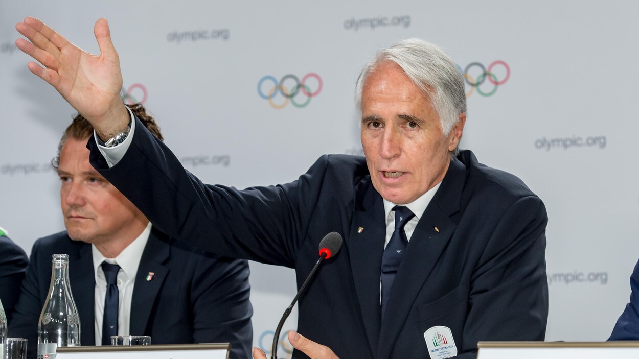 Un homme gesticule en point de presse