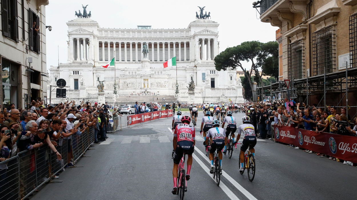 Chris Froome, en rose, roule avec ses coéquipiers de l'équipe Sky près du monument Vittoriano, lors de la 21e et dernière étape du Tour d'Italie, à Rome. Chris Froome, en rose, roule avec ses coéquipiers de l'équipe Sky près du monument Vittoriano, lors de la 21e et dernière étape du Tour d'Italie, à Rome.