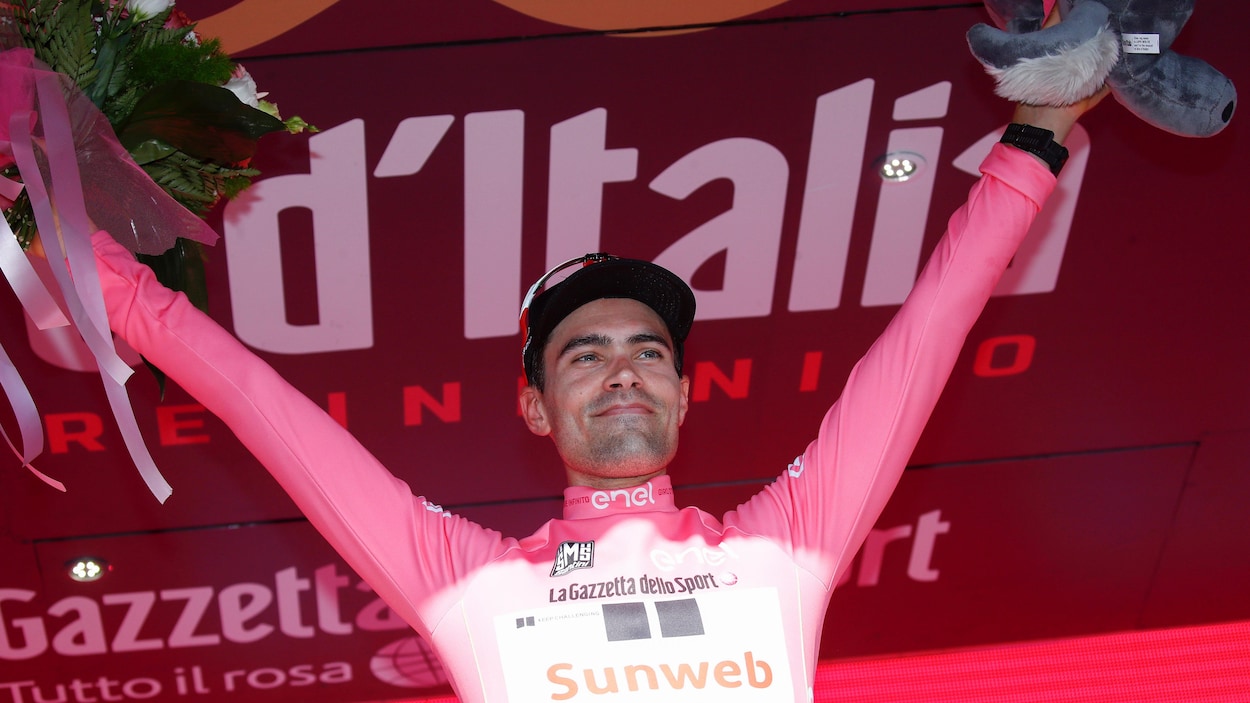 Tom Dumoulin (Team Sunweb) a revêtu le maillot rose de meneur après sa victoire à la 10e étape du Tour d'Italie. Tom Dumoulin (Team Sunweb) a revêtu le maillot rose de meneur après sa victoire à la 10e étape du Tour d'Italie.